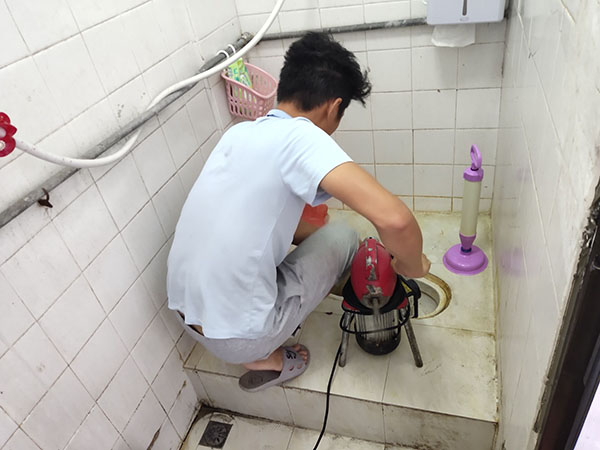 共和管道堵塞冒臭气 专业师傅现场解决问题